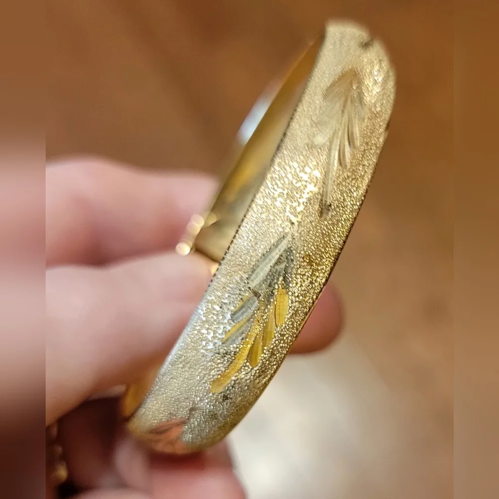 10K Yellow Gold Diamond Cut Bracelet. (See Stamp in Last 2 pics). - Picture 3 of 8